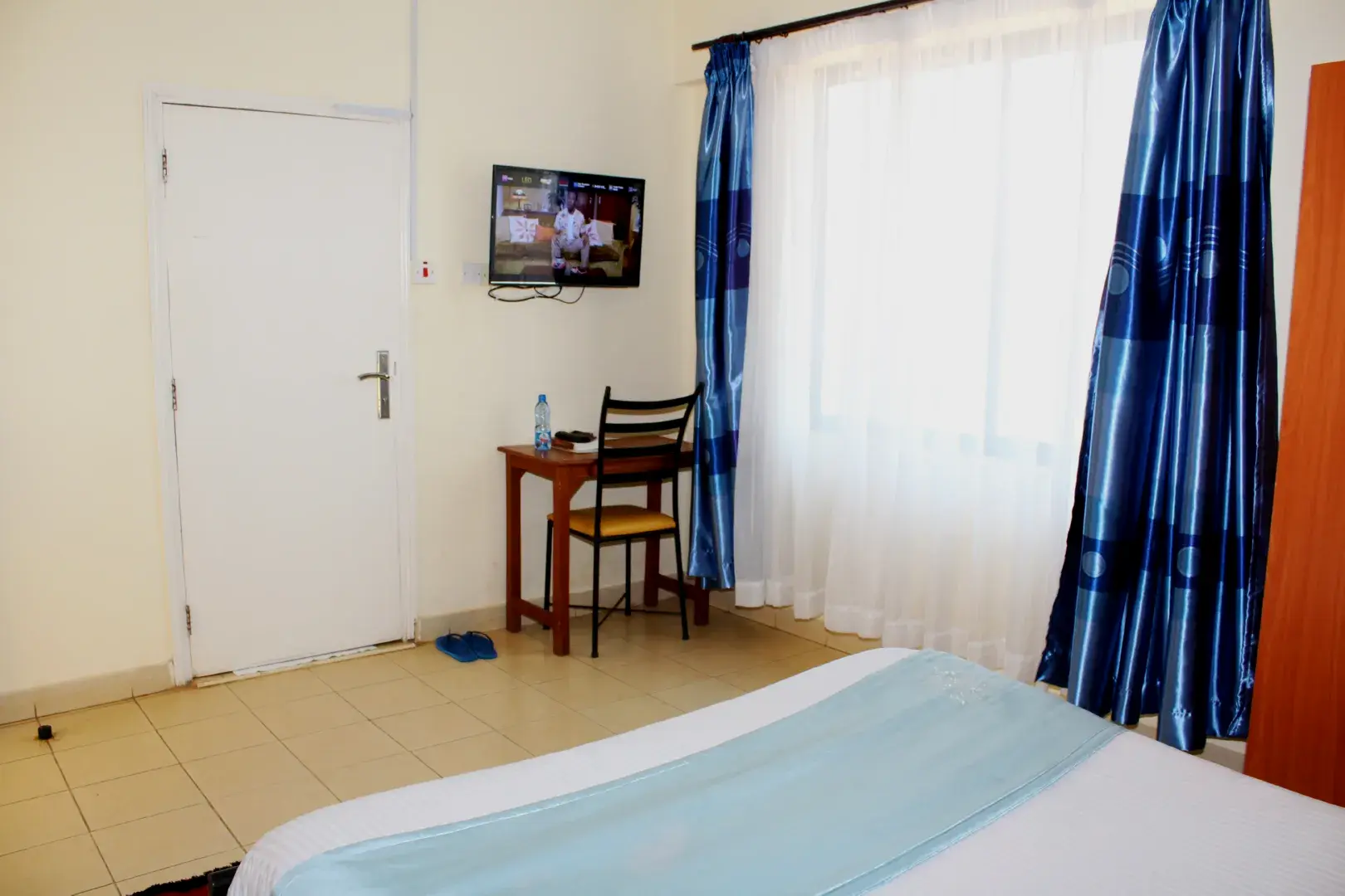 Meru Paramount Hotel Standard Room provides a calm and inviting atmosphere to relax after a busy day.